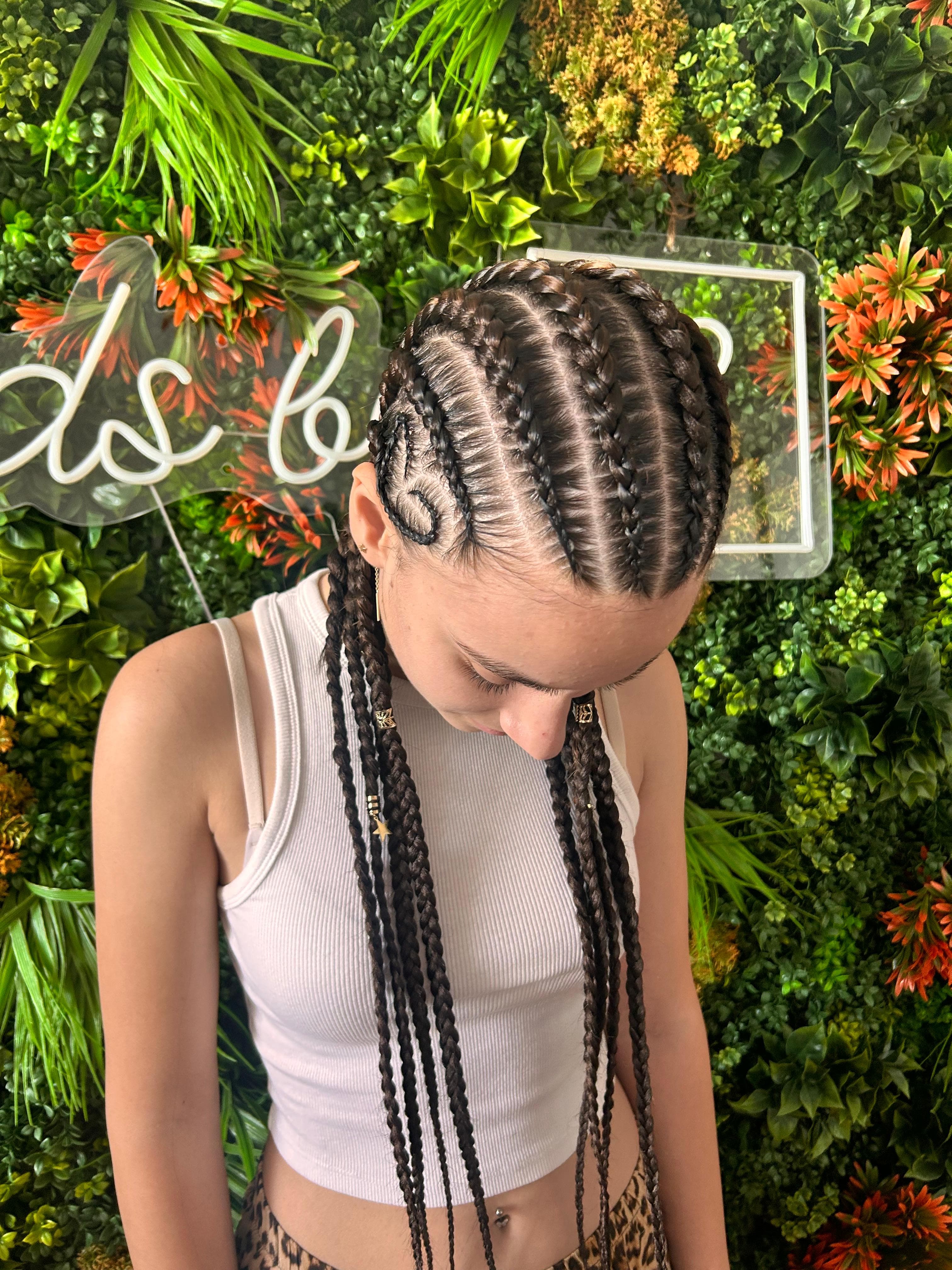 8 Heart Braids cu inimioara impletita pe scalp in Bucuresti