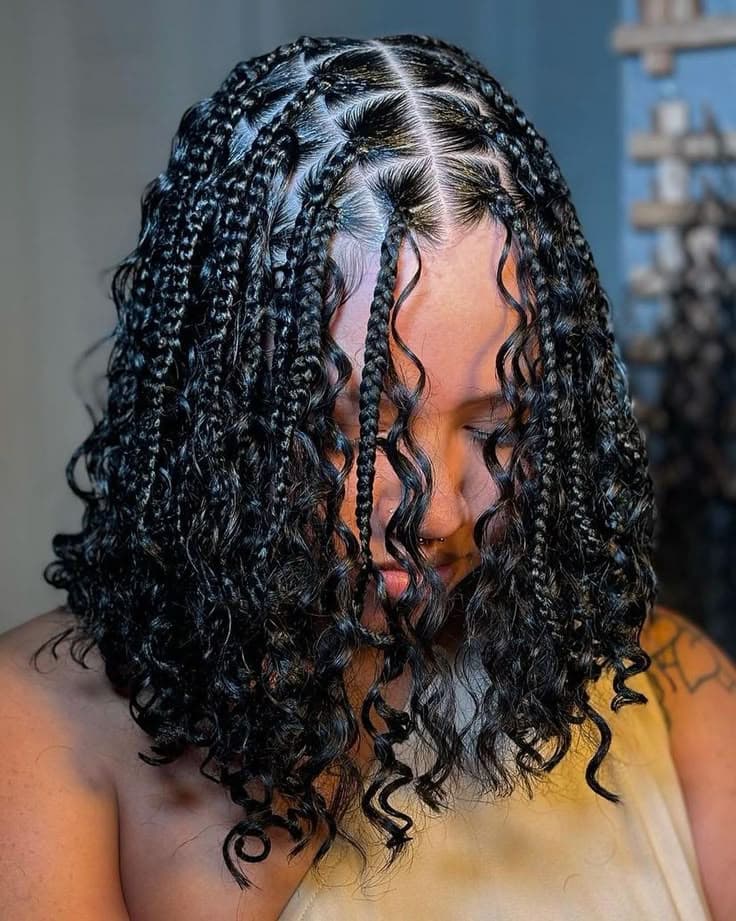 Stilistă realizând codițe afro boho knotless